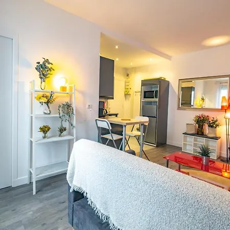 Place Monge 3 Guests Paris